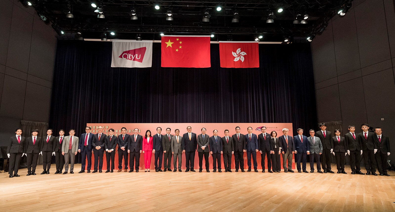 大學社群包括校董會成員、大學管理層、教職員和學生代表等約200人出席升旗儀式。