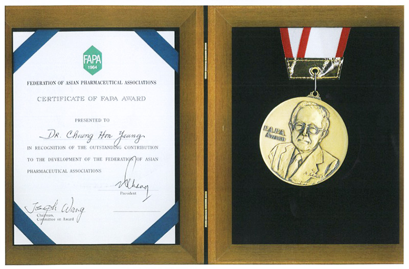 Dr Hon Yeung Cheung’s certificate of the Ishidate Prize in Pharmaceutical Education.