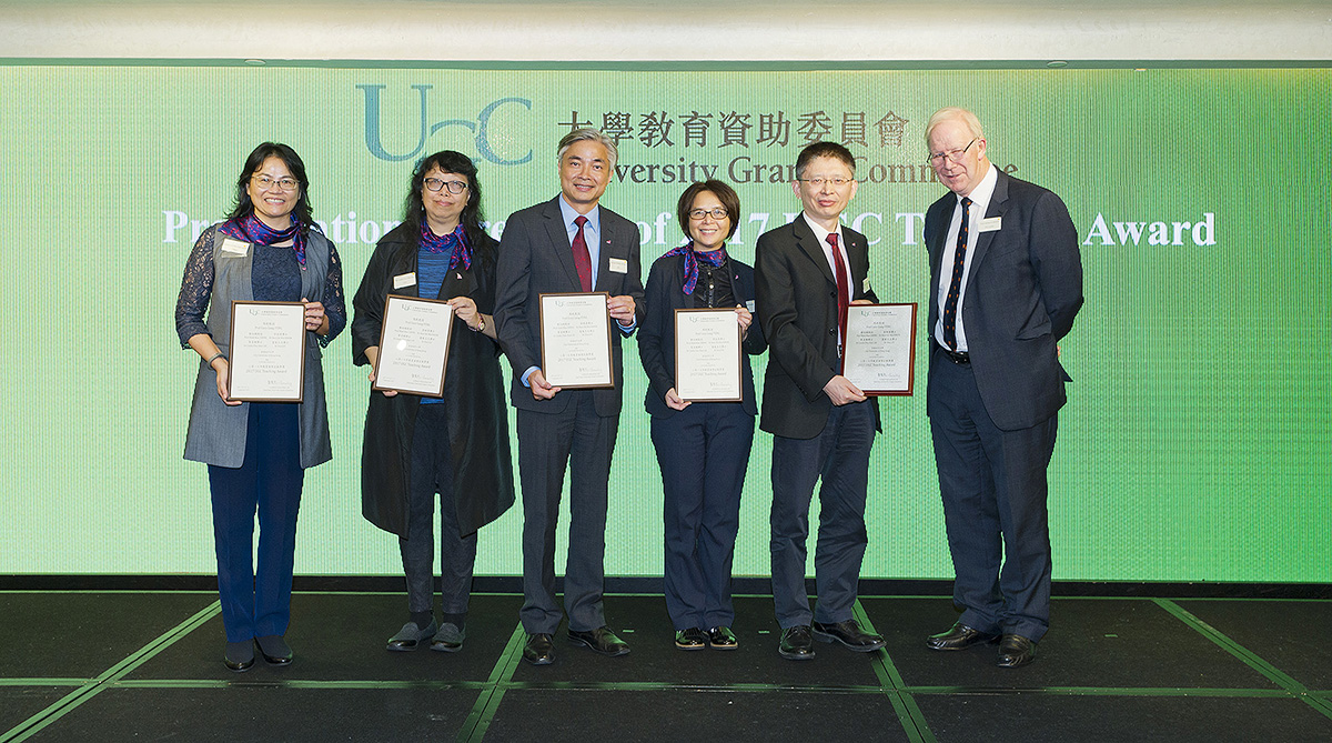 Prof. Cheng (third from right) and her team receives the Teaching Award from Prof. Dixon (right).
