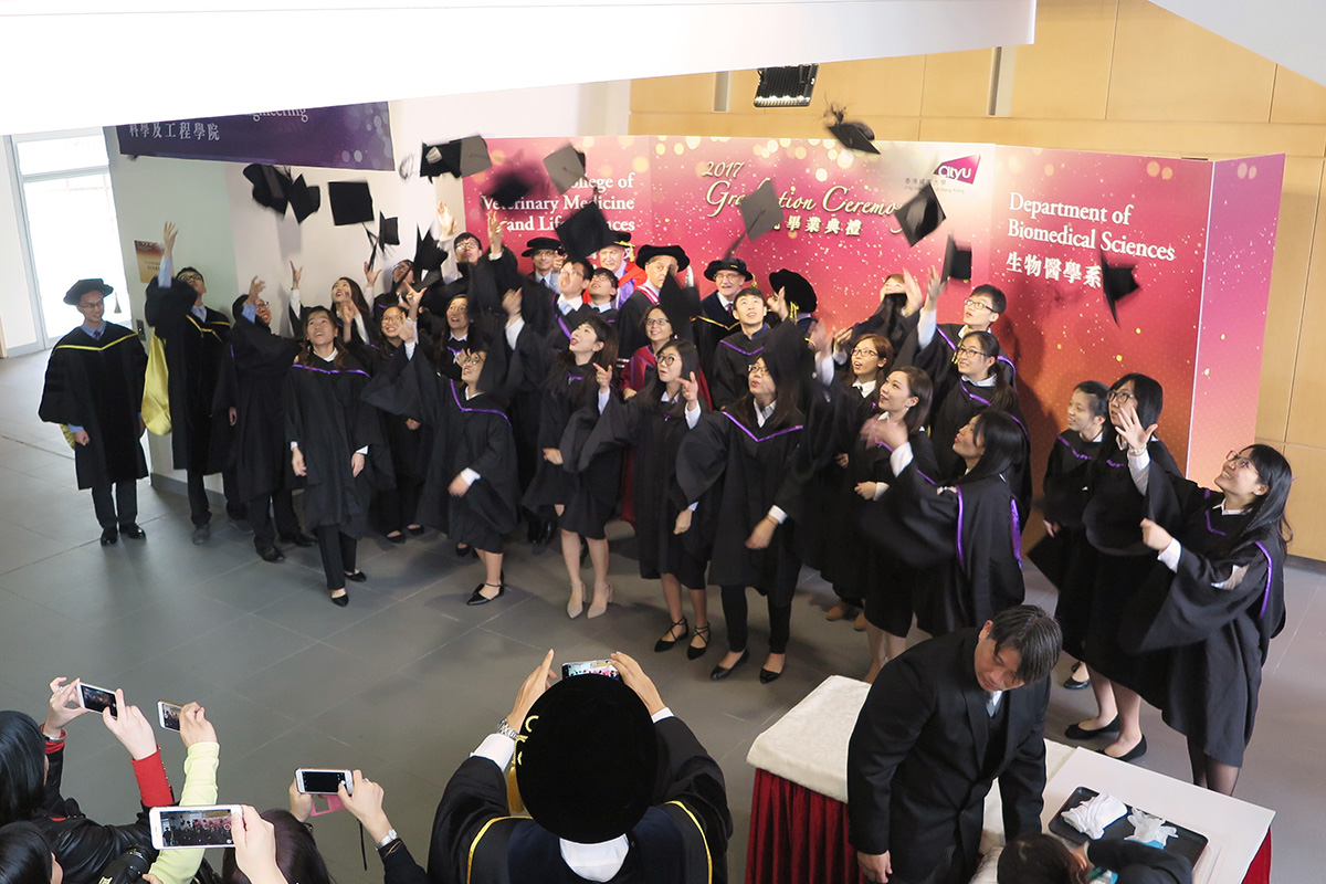 PhD students and our first cohort of BSc BMS students graduated in 2017.