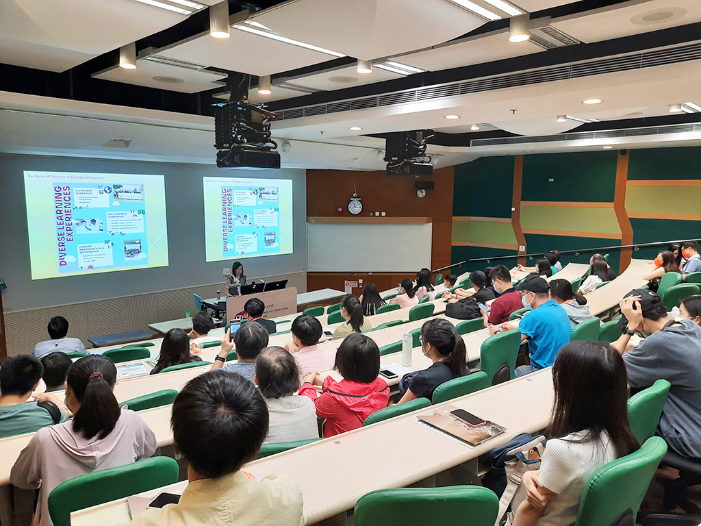 Programme leader is delivering programme talk to interested students and parents.