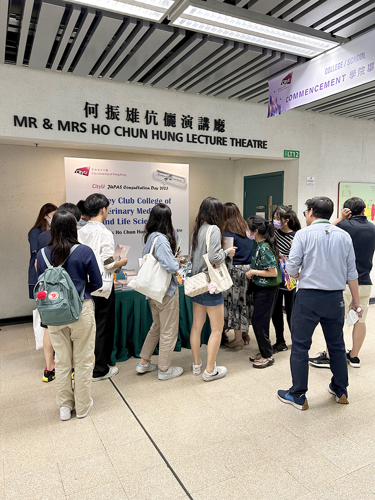 Students and parents coming to our consultation counter for enquiry.