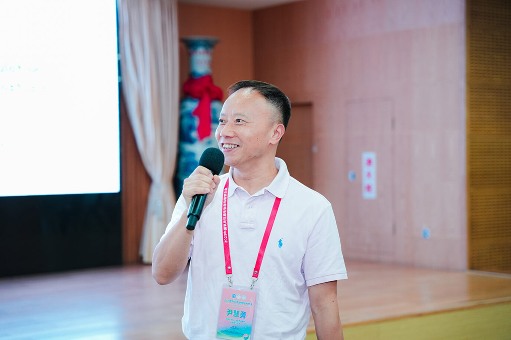 Prof. Huiyong Yin was one of the session chairmen to foster a fruitful discussion among participants.