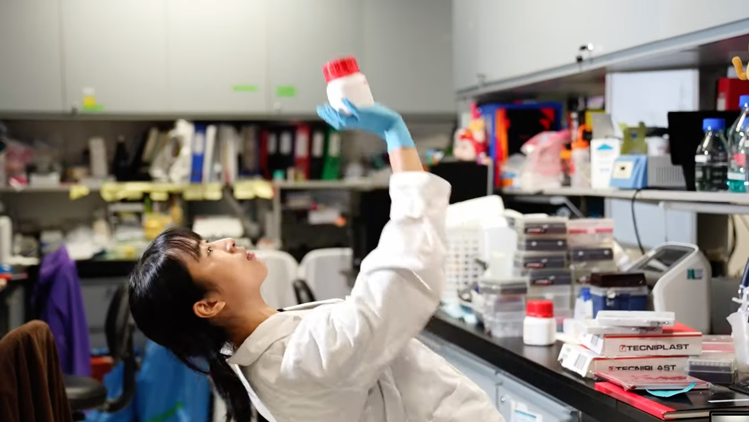 Xuebing’s captivating dance performance in “Circadian Clock Communication Between Different Cells”.