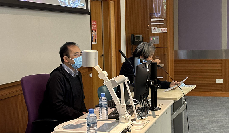 Prof. Jufang He, Head of the Department of Neuroscience, introduced Prof. Guo-Qiang Bi and his work.