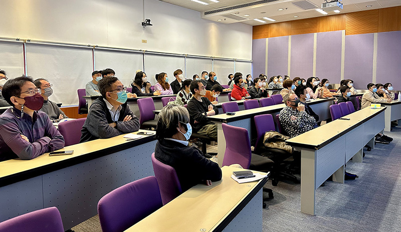 Researchers and students attended Prof. Bi’s seminar.