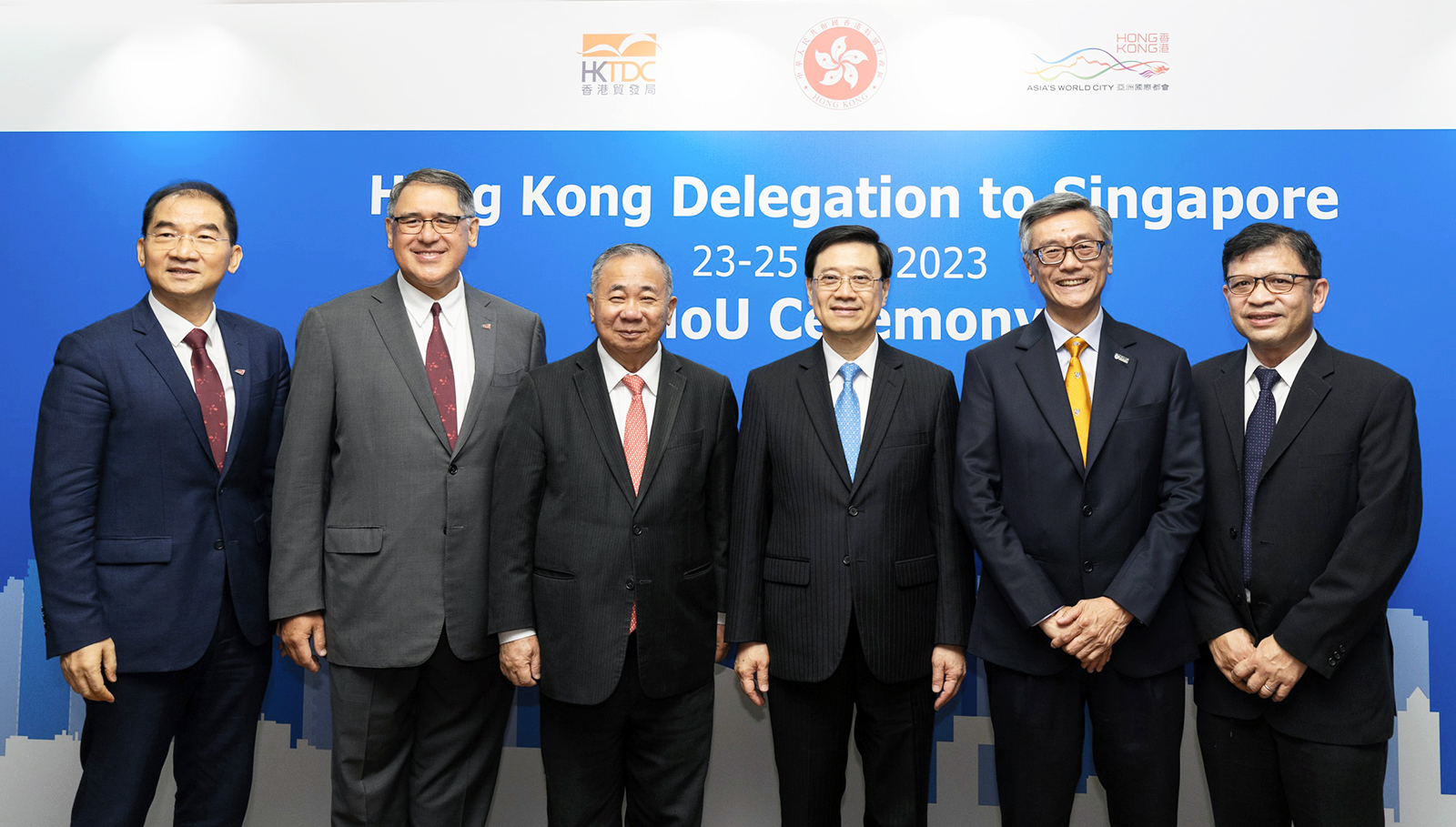 CityU and NUS representatives took a photo with Mr John Lee, Chief Executive of HKSAR, during his visit to Singapore. (From left) Professor Michael Yang Mengsu, Senior Vice-President (Innovation and Enterprise) of CityU; Mr Huang; Professor Boey; Mr John Lee; Professor Tan; and Mr Loh.