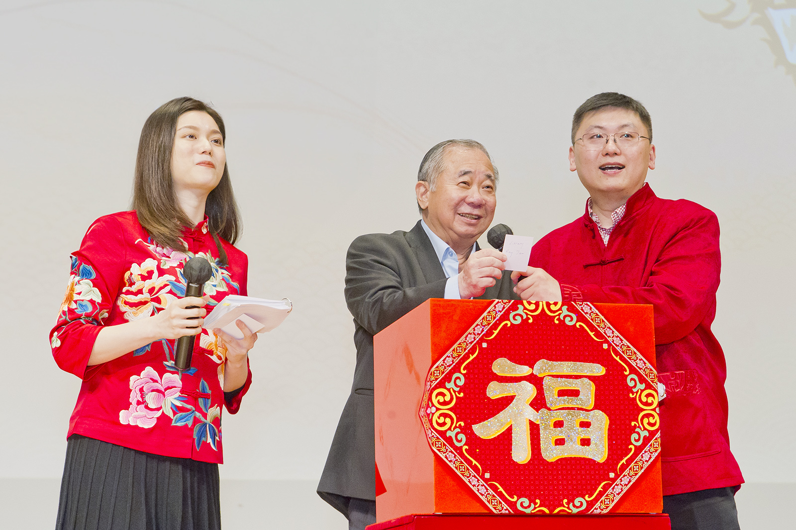 梅校長在大抽獎環節抽出幸運兒。