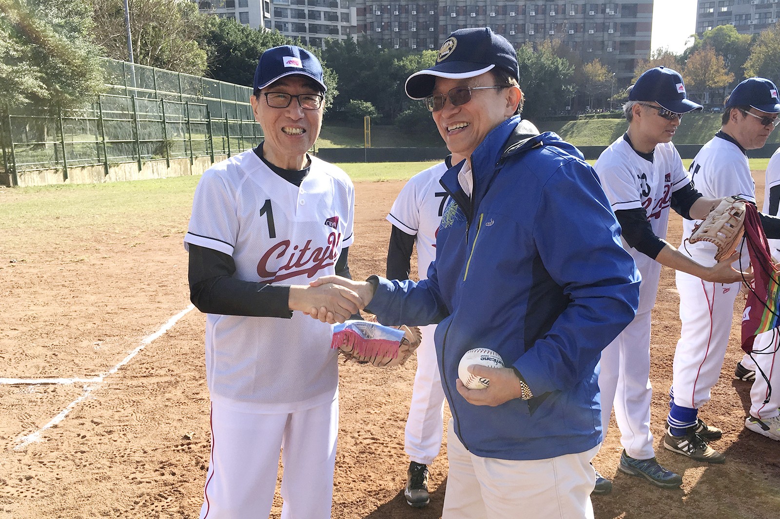 郭位教授（左）和交通大學校長張懋中教授。