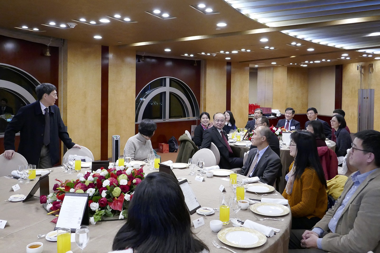 Professor Kuo dines with secondary school principals and counselling directors.