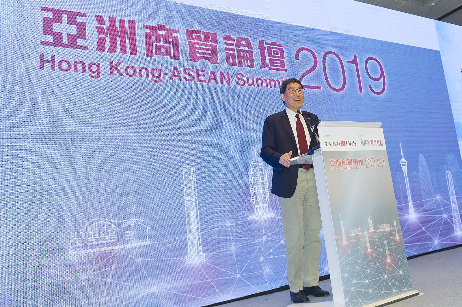 Professor Kuo delivered a keynote speech on "How to promote the development of innovation and technology in Hong Kong” at the Hong Kong-ASEAN Summit 2019. The Summit was attended by some 200 distinguished members of the community, including the consuls general of Asian countries and other government guests, along with representatives from the business community.