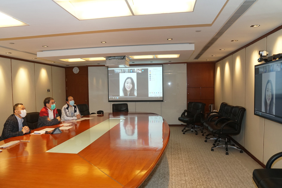 President pays online visit to students under mandatory quarantine