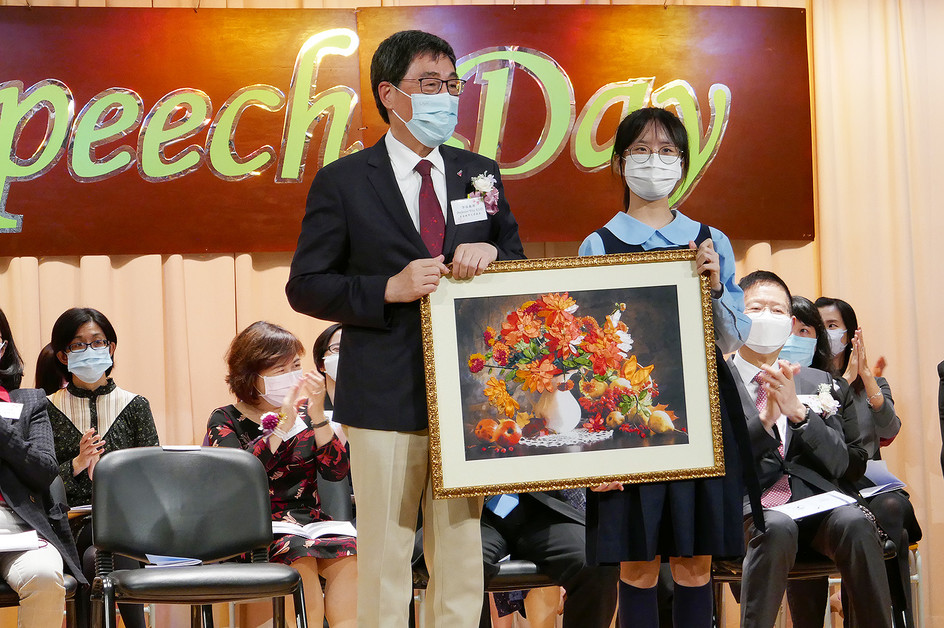 President encourages young students to meet challenges with a positive attitude