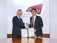 Professor Kuo (right) and Professor Ottersen (left) signed an MOU on academic exchange on 19 June.