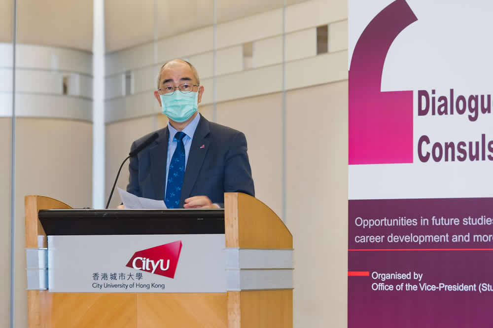 Consul-General Ms. Elizabeth WARD was delighted to share with the audience numerous opportunities for future studies and career development that Australia can offer.