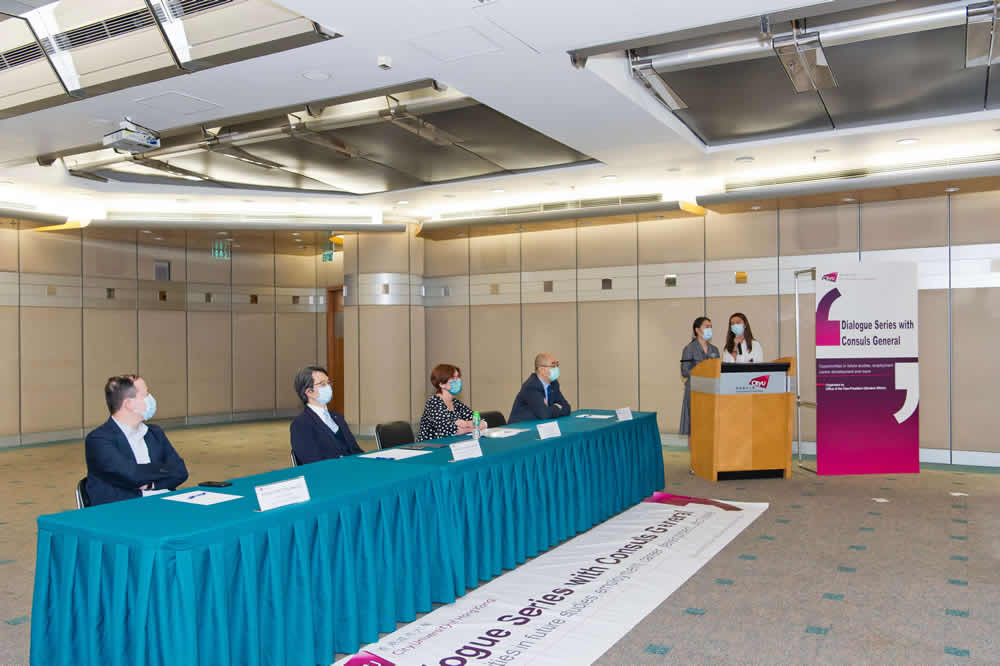 Consul-General Ms. Elizabeth WARD was delighted to share with the audience numerous opportunities for future studies and career development that Australia can offer.