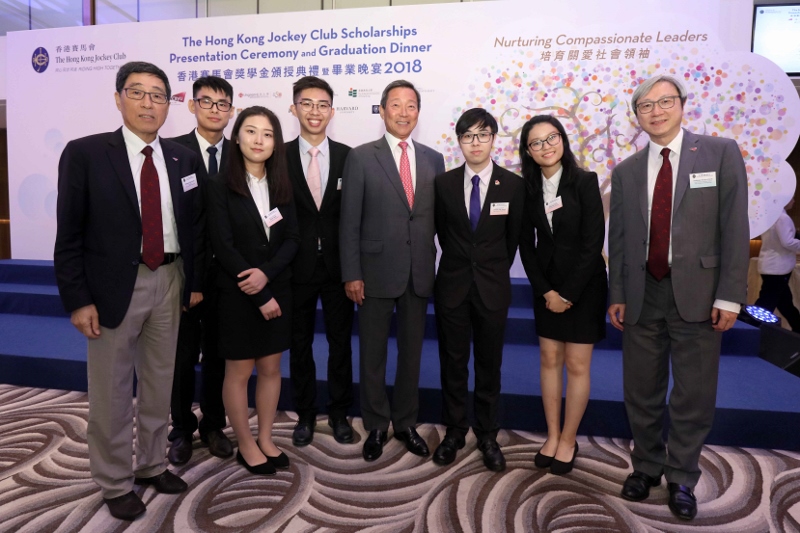 葉建鈞同學（右四）從申請獎學金過程悟出助人自助之道