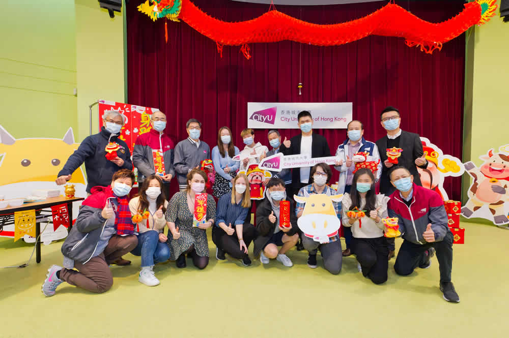 Some residents enjoyed a relaxing afternoon by making “Nian Gao” together with the President Way KUO, Professor Raymond CHAN Hon-fu, Vice-President (Student Affairs), Professor LO Tit-wing, Associate Vice-President (Student Affairs), and Professor Eric CHUI Wing-hong, Dean of Students.