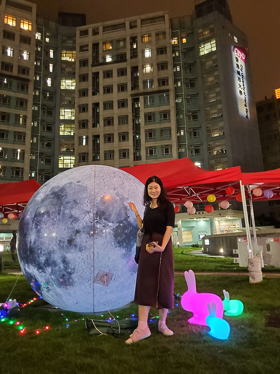 Residents enjoyed the festival under the moonlight with glamorous festive decorations.
