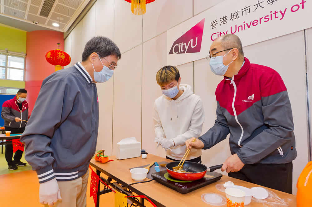 Some residents enjoyed a relaxing afternoon by making “Nian Gao” together with the President Way KUO, Professor Raymond CHAN Hon-fu, Vice-President (Student Affairs), Professor LO Tit-wing, Associate Vice-President (Student Affairs), and Professor Eric CHUI Wing-hong, Dean of Students.