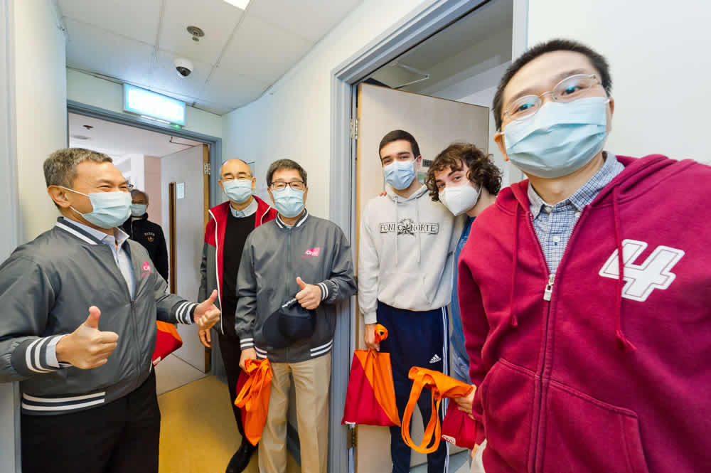 Some residents enjoyed a relaxing afternoon by making “Nian Gao” together with the President Way KUO, Professor Raymond CHAN Hon-fu, Vice-President (Student Affairs), Professor LO Tit-wing, Associate Vice-President (Student Affairs), and Professor Eric CHUI Wing-hong, Dean of Students.