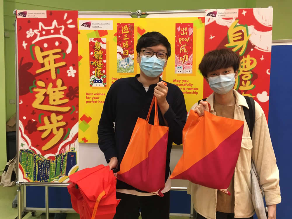 Some residents enjoyed a relaxing afternoon by making “Nian Gao” together with the President Way KUO, Professor Raymond CHAN Hon-fu, Vice-President (Student Affairs), Professor LO Tit-wing, Associate Vice-President (Student Affairs), and Professor Eric CHUI Wing-hong, Dean of Students.