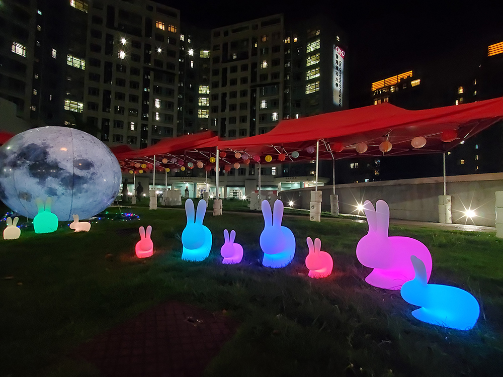 Residents enjoyed the festival under the moonlight with glamorous festive decorations.