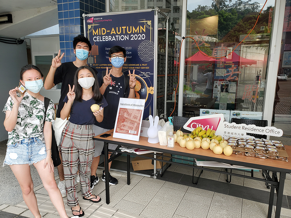 Residents enjoyed the festival under the moonlight with glamorous festive decorations.