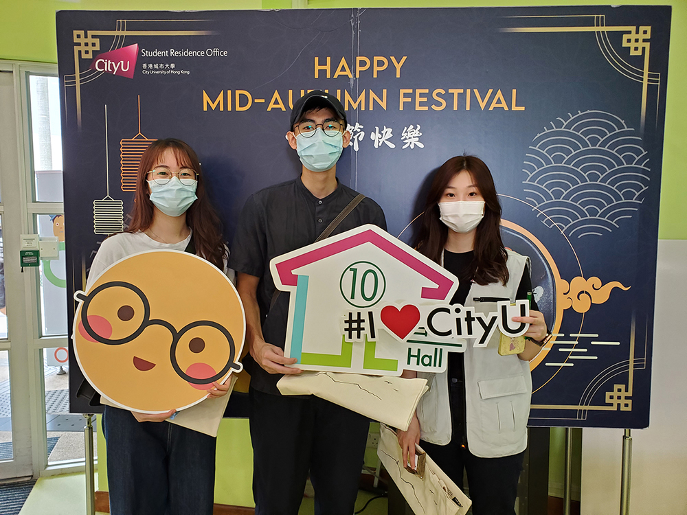 Residents enjoyed the festival under the moonlight with glamorous festive decorations.