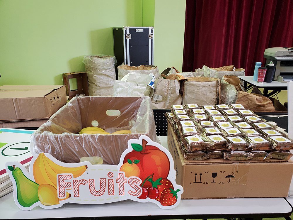 Residents enjoyed the festival under the moonlight with glamorous festive decorations.