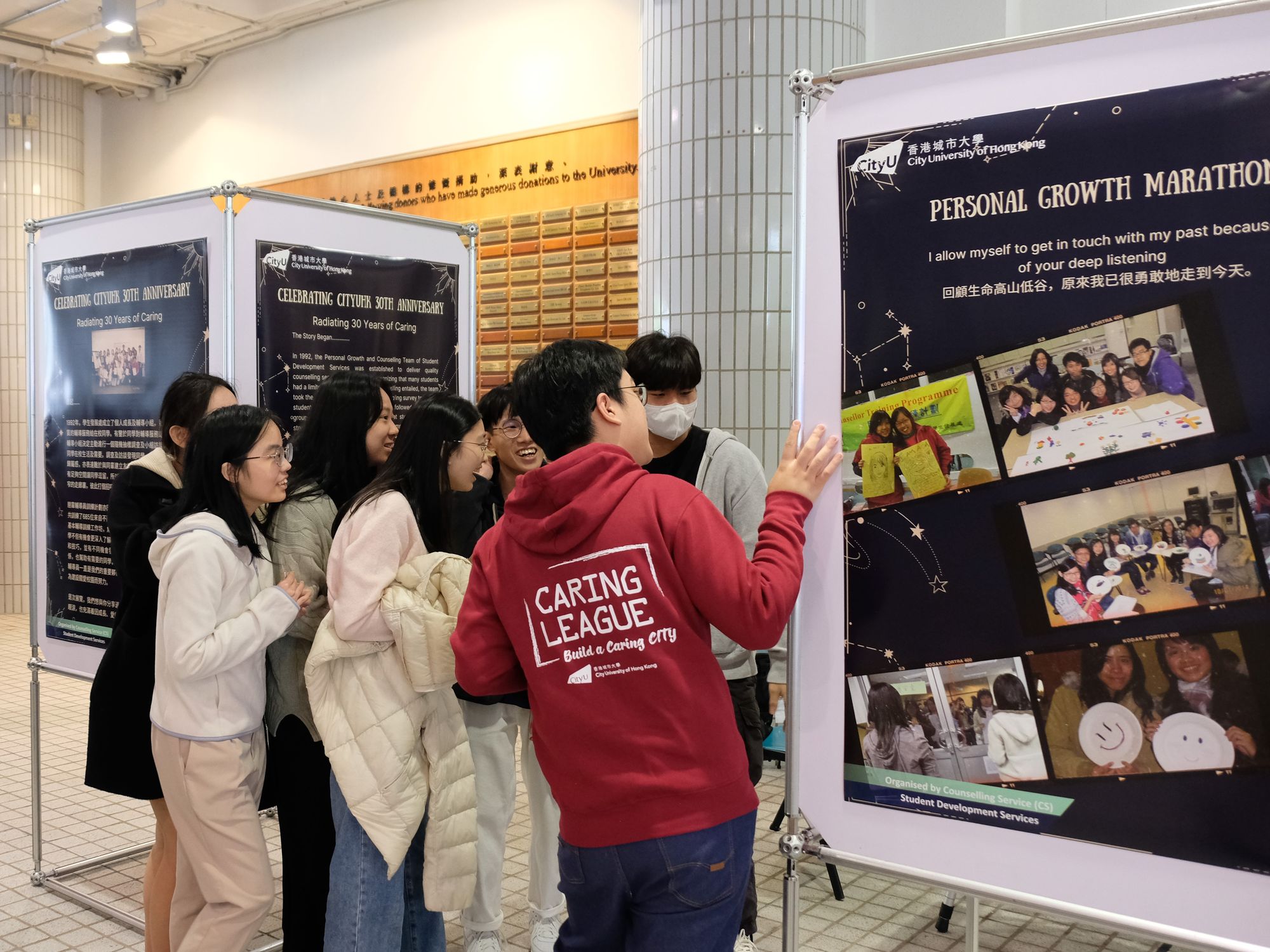 The honourable guests, Peer Counsellor alumni, and staff from the Counselling Service attended the opening ceremony of “Radiating 30 Years of Caring”.